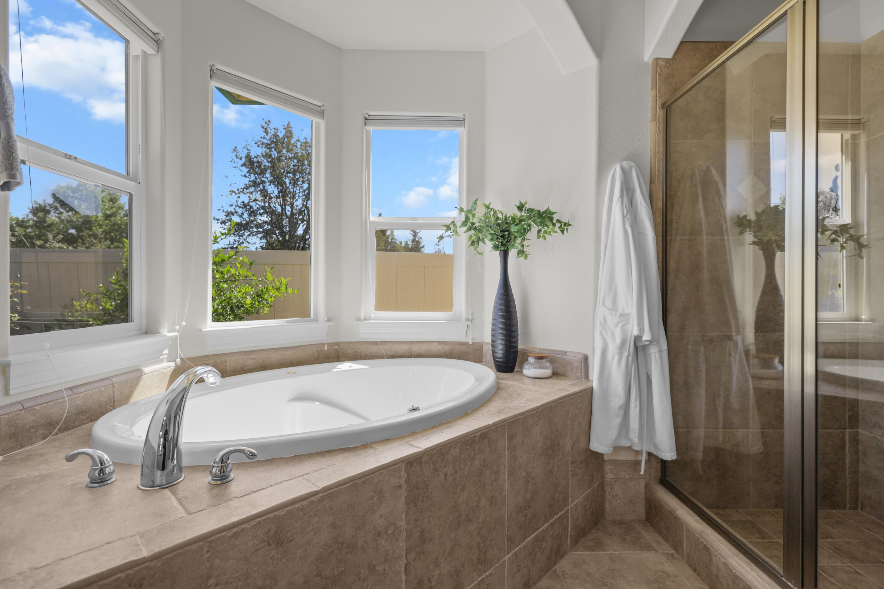 2110 Cadjew Street Redding, CA 96003 - Photo 23 of 62 Primary Tub