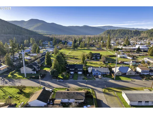 $239,000 | 76330 Rainbow Road, Oakridge, OR 97463