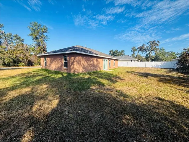 a view of an house with backyard and garden