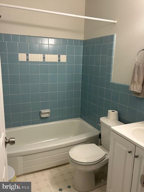 1600 Church Road, Unit C301 Wyncote, PA 19095 - Photo 8 of 11 a bathroom with a toilet and a bath tub