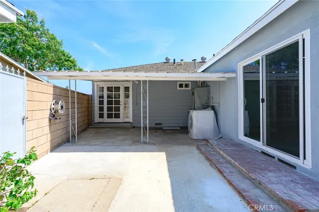 a view of a back yard of the house