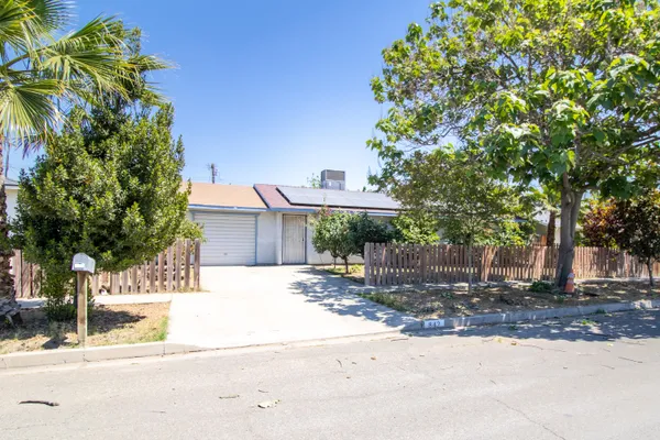 $289,900 | 842 South P Street, Tulare, CA 93274