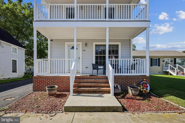 a view of a house with backyard and porch