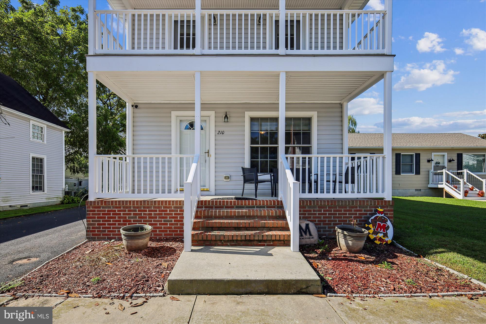 a view of a house with backyard and porch