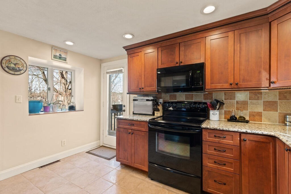 73 Longfellow Road Reading, MA 01867 - Photo 15 of 32 a kitchen with a stove and a microwave