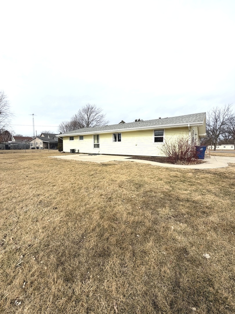 401 North Street Mazon, IL 60444 - Photo 21 of 23 a view of an ocean and beach