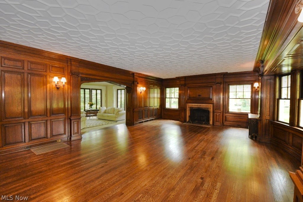 2565 Stratford Road Cleveland, OH 44118 - Photo 2 of 35 Gallery Image 2