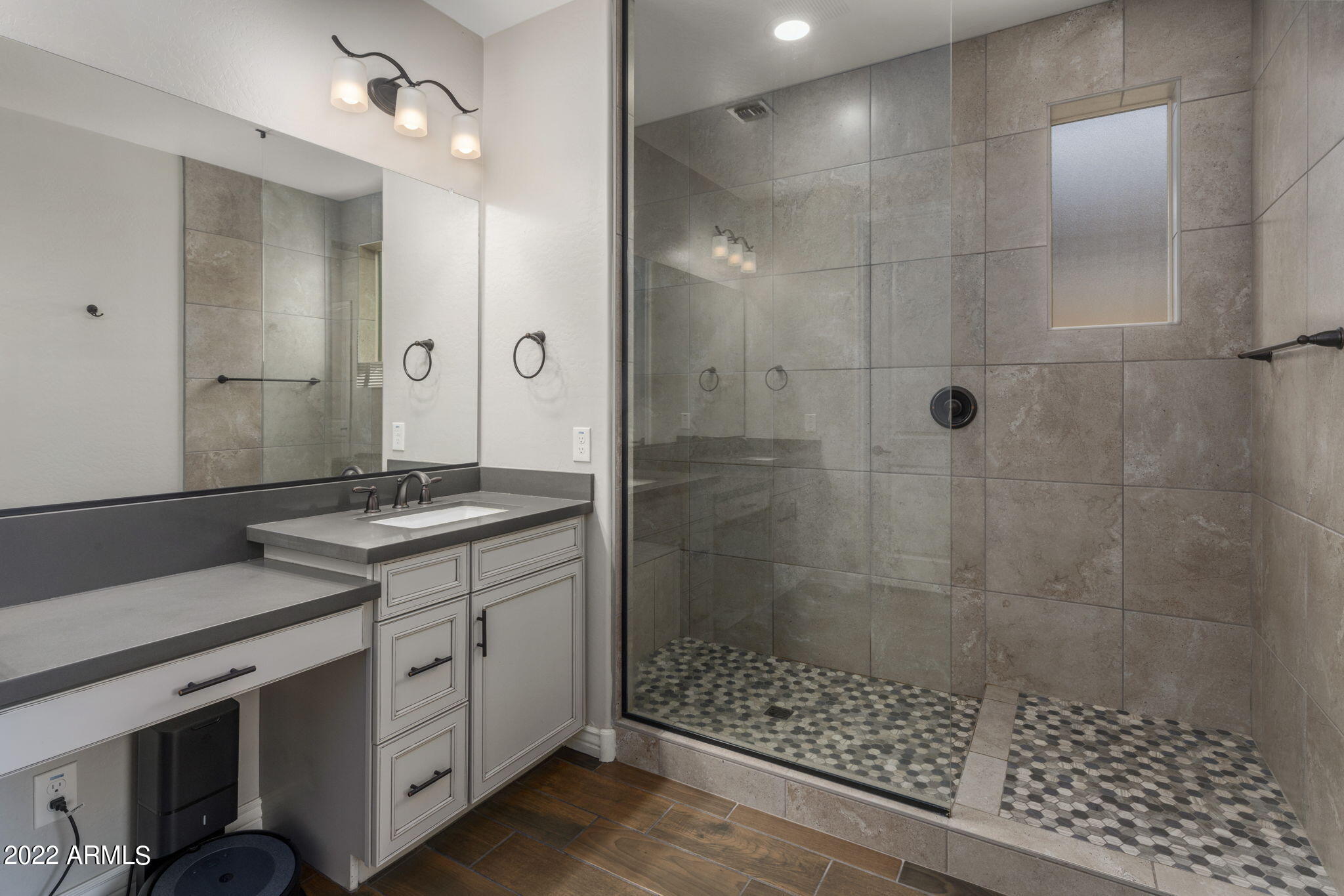 2833 East Fraktur Road Phoenix, AZ 85040 - Photo 14 of 27 Primary Bathroom