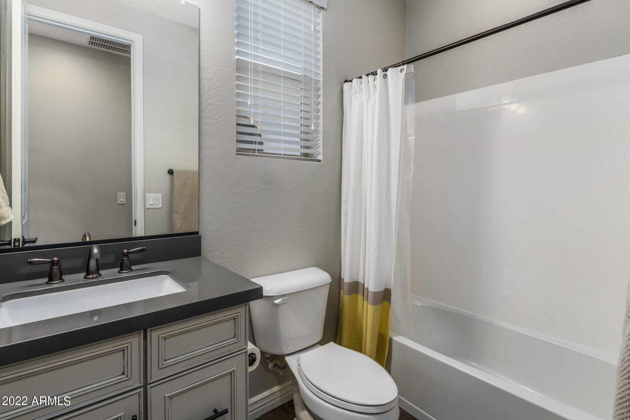 2833 East Fraktur Road Phoenix, AZ 85040 - Photo 17 of 27 Hall Bathroom