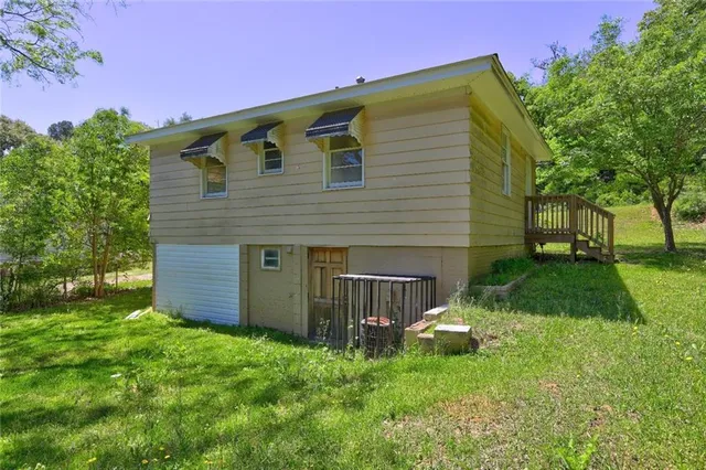 a view of a back yard of the house