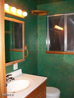 6261 Ashue Road Wapato, WA 98951 - Photo 10 of 15 a bathroom with a sink mirror and toilet