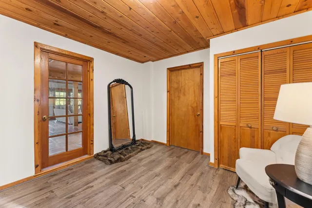 a close view of sliding door in a bathroom