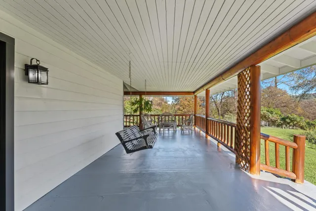 a view of a house with backyard and garden