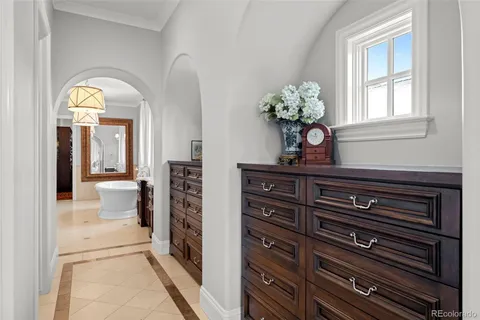 a view of entryway with a front door view