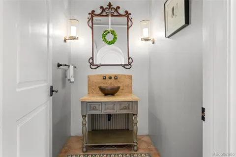 a view of a outdoor sitting area with furniture