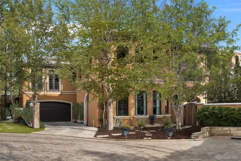 a view of entryway with garden