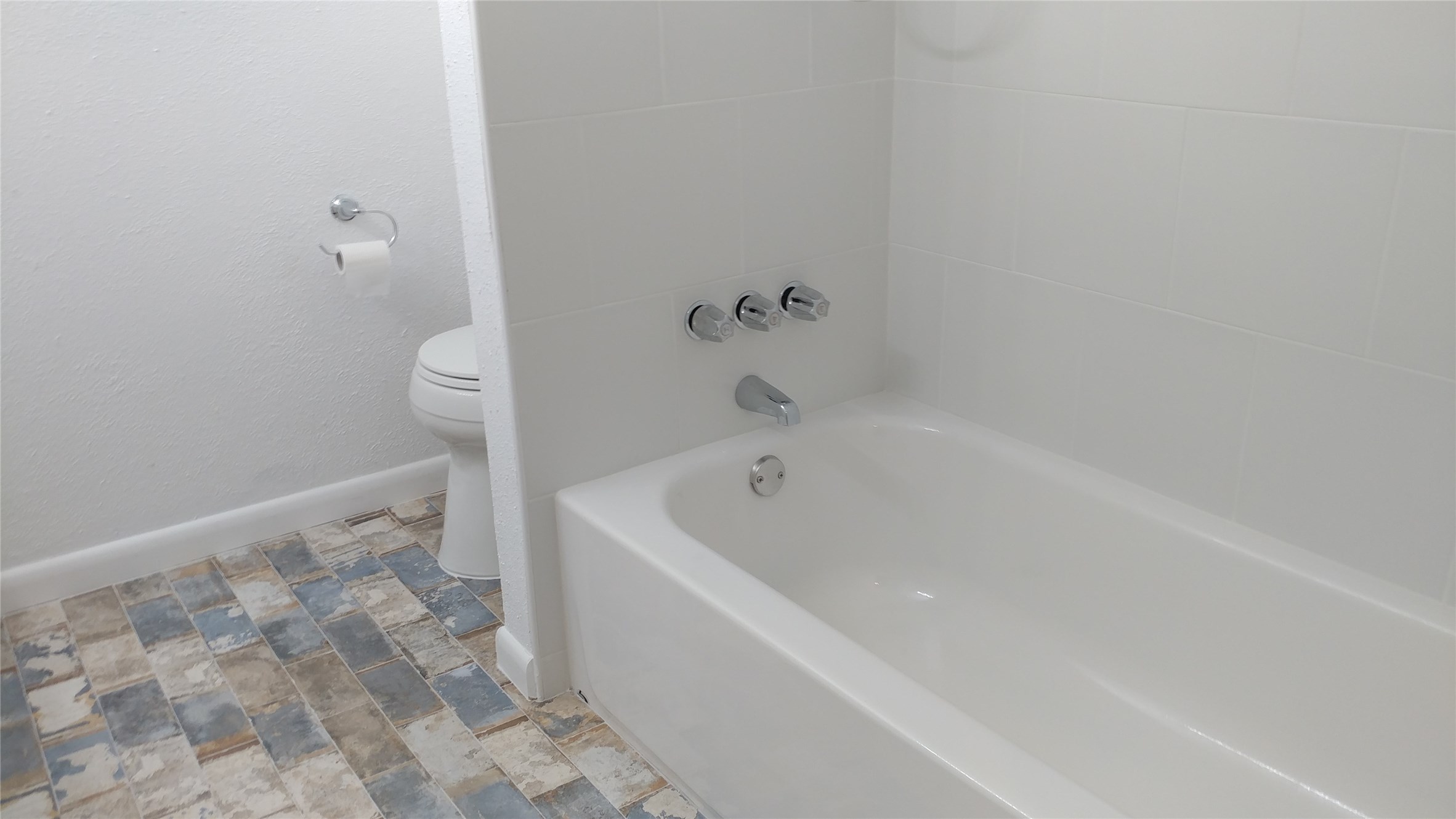 12615 Huntingwick Drive Houston, TX 77024 - Photo 29 of 35 a bathroom with a bathtub and toilet