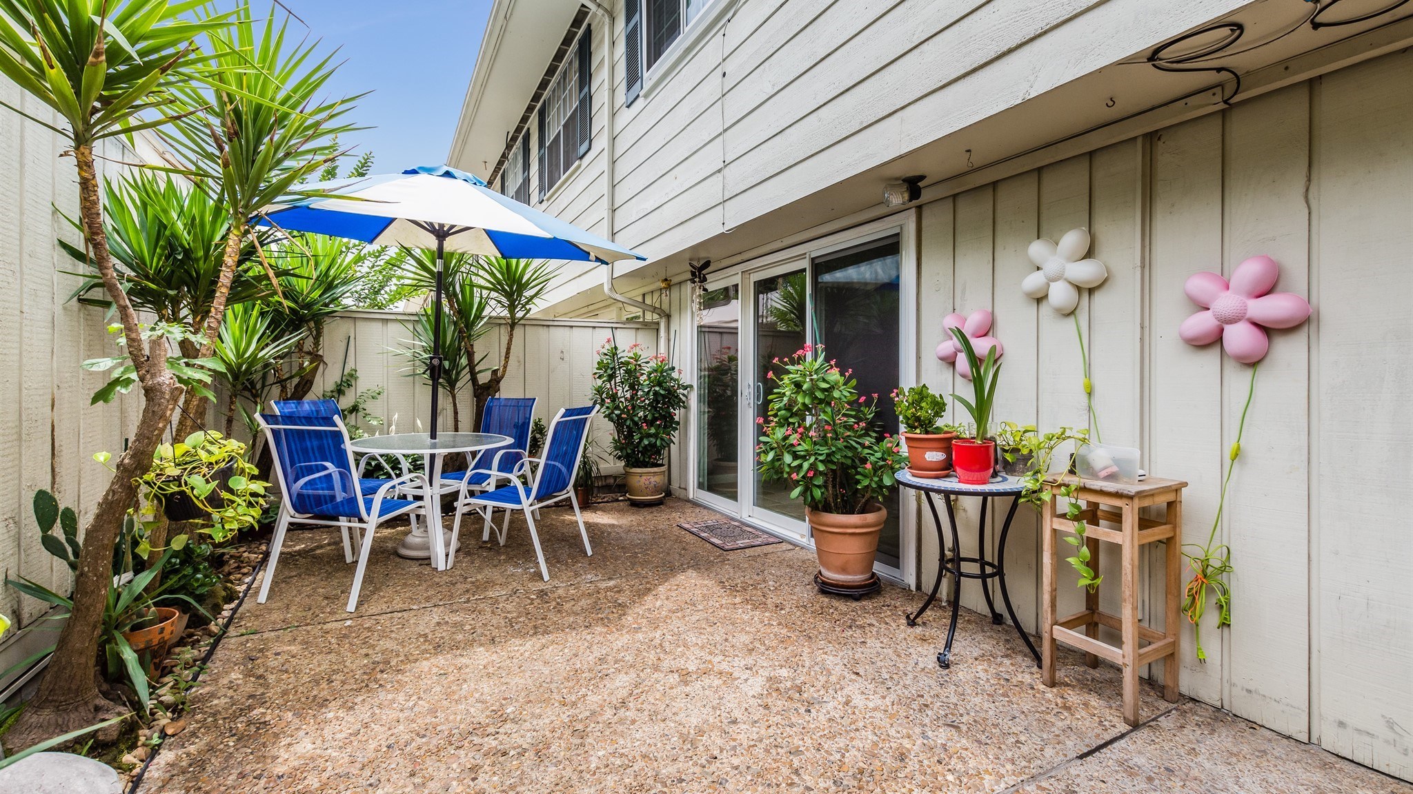 12615 Huntingwick Drive Houston, TX 77024 - Photo 33 of 35 a view of a dining table and chairs in patio