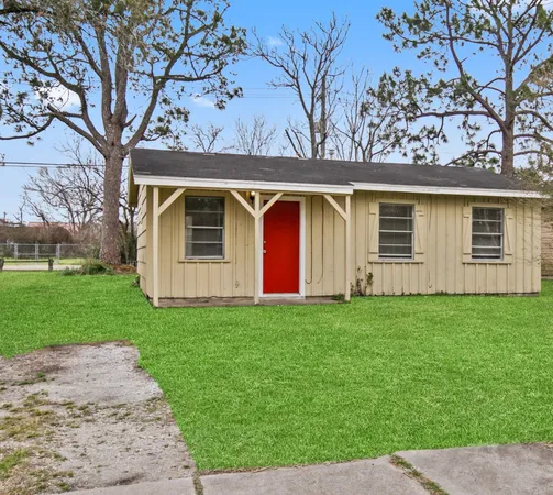 $1,095 | 612 Marshall, Angleton, TX 77515