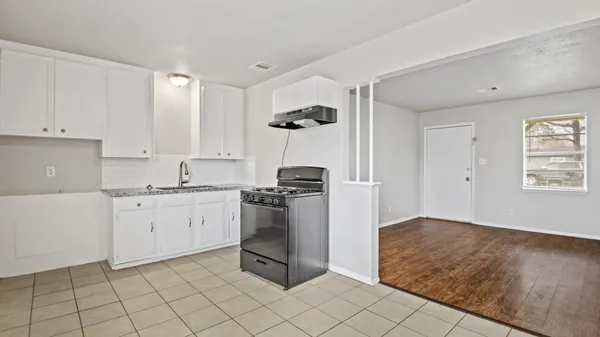 $1,095 | 612 Marshall, Angleton, TX 77515