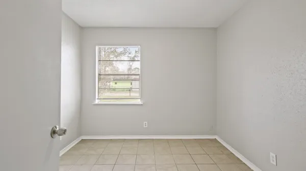 $1,095 | 612 Marshall, Angleton, TX 77515