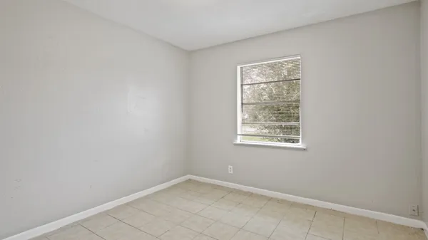 $1,095 | 612 Marshall, Angleton, TX 77515