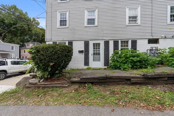a view of house with a yard