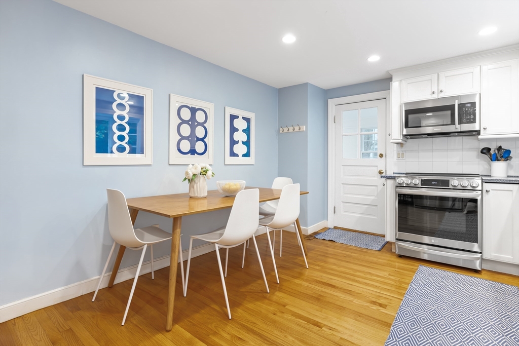 332 Hillcrest Road Needham, MA 02492 - Photo 11 of 33