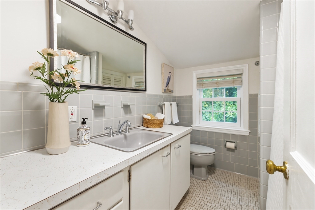 332 Hillcrest Road Needham, MA 02492 - Photo 16 of 33