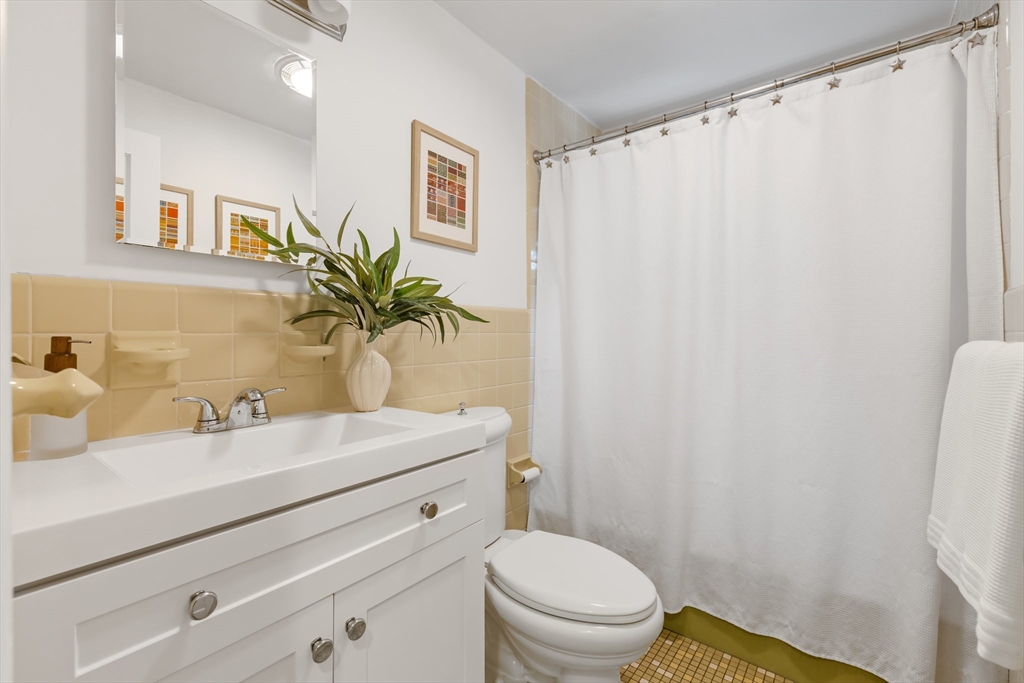 332 Hillcrest Road Needham, MA 02492 - Photo 20 of 33