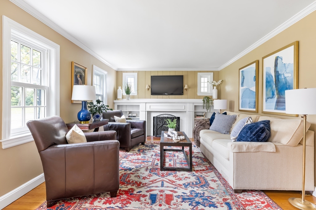 332 Hillcrest Road Needham, MA 02492 - Photo 2 of 33