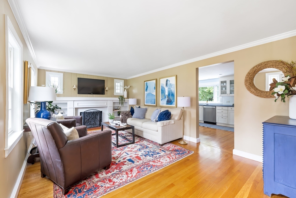 332 Hillcrest Road Needham, MA 02492 - Photo 3 of 33