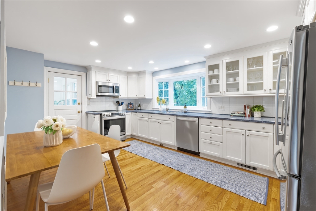 332 Hillcrest Road Needham, MA 02492 - Photo 8 of 33