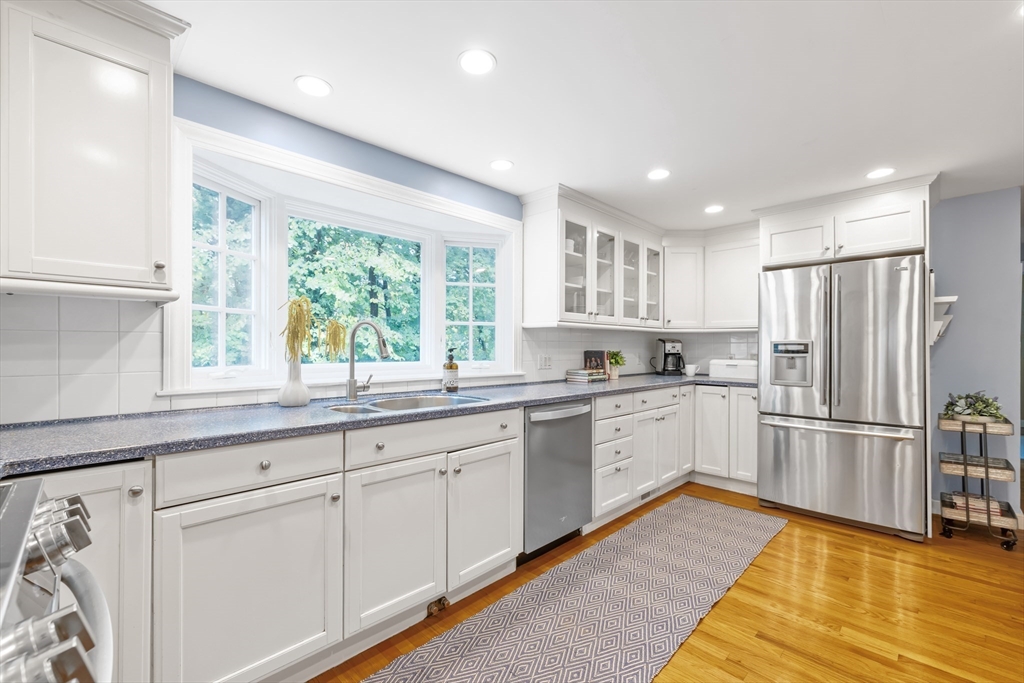 332 Hillcrest Road Needham, MA 02492 - Photo 9 of 33