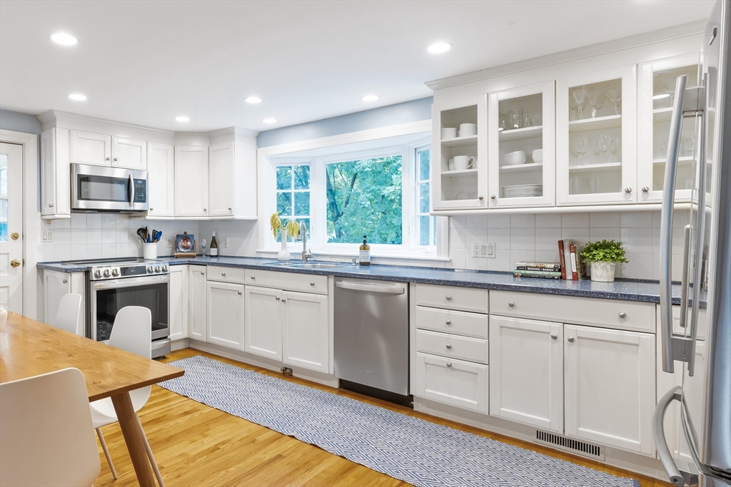 332 Hillcrest Road Needham, MA 02492 - Photo 10 of 33