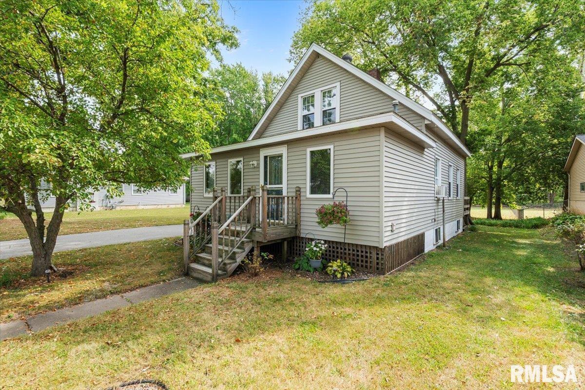 a view of a small house in the back yard