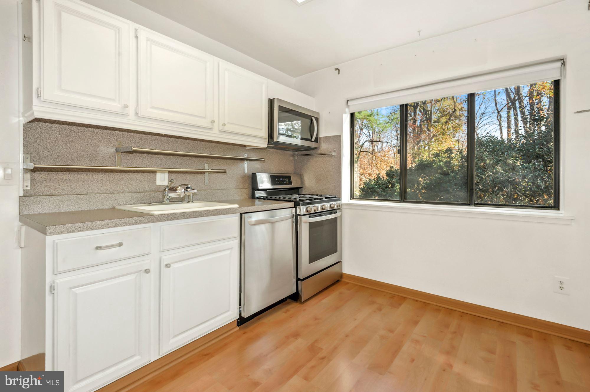 1639 Parkcrest Circle, Unit 300 Reston, VA 20190 - Photo 10 of 23 Large picture window