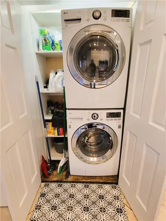 $4,975 | 92 Pelham Street, Unit 1, Newport, RI 02840