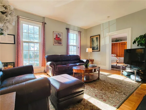 $4,975 | 92 Pelham Street, Unit 1, Newport, RI 02840