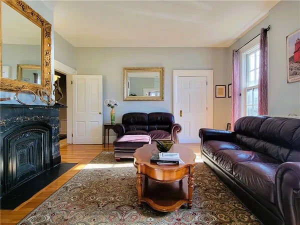 $4,975 | 92 Pelham Street, Unit 1, Newport, RI 02840