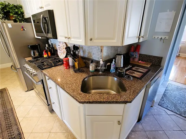 $4,975 | 92 Pelham Street, Unit 1, Newport, RI 02840