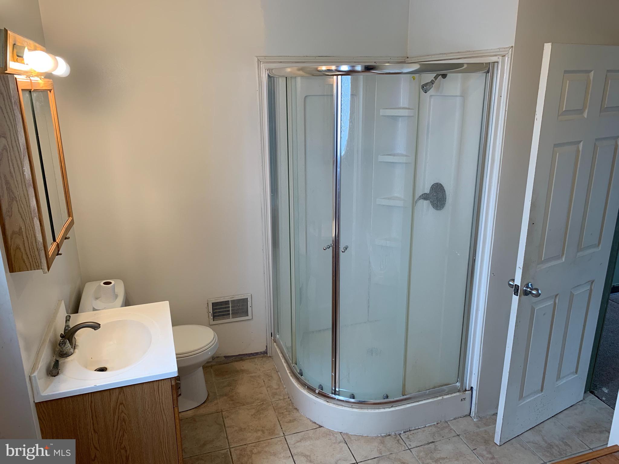 2246 South 9th Street Philadelphia, PA 19148 - Photo 20 of 26 Master bath