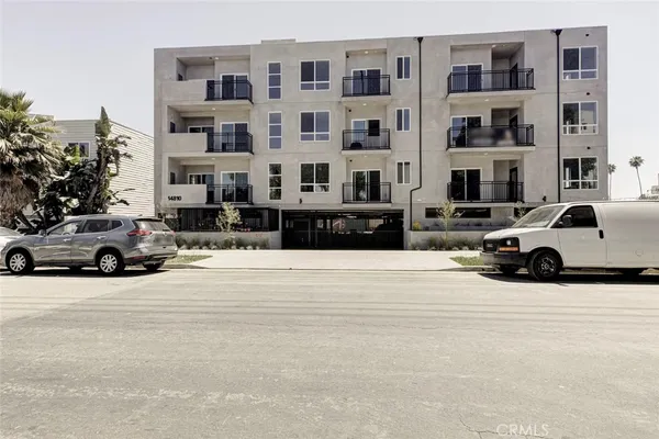 $3,300 | 14810 Delano Street, Unit 406, Van Nuys, CA 91411