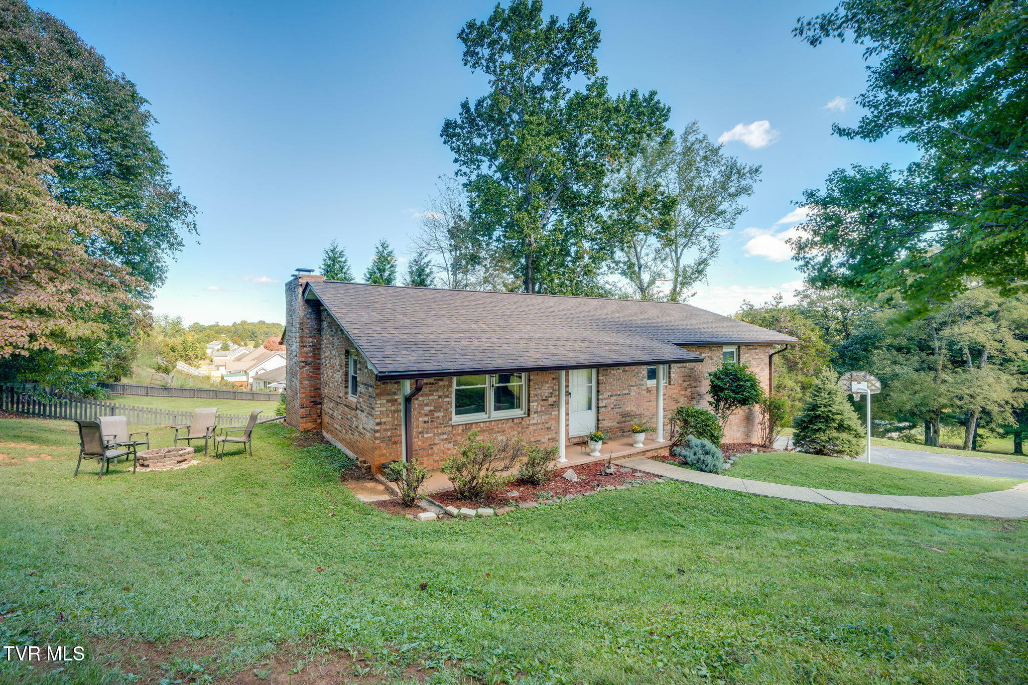 121 Sunset Road Gray, TN 37615 - Photo 2 of 32 002