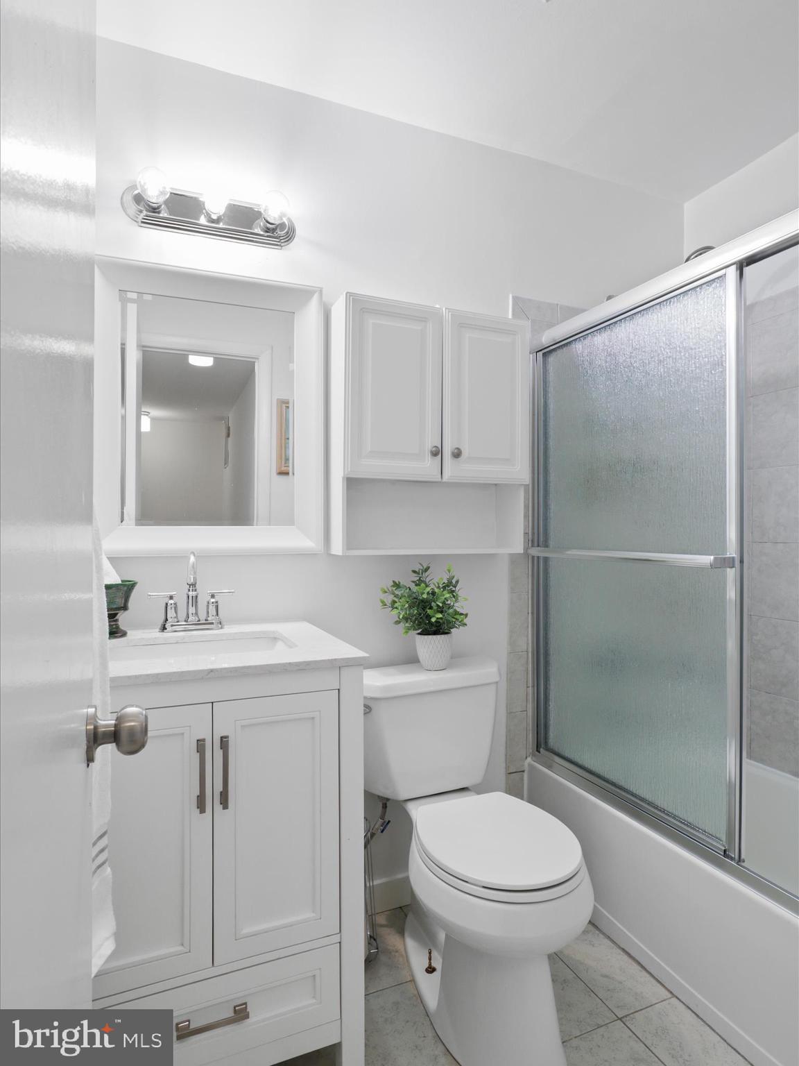 246 Stevenson Square Alexandria, VA 22304 - Photo 13 of 31 a bathroom with a toilet sink and shower