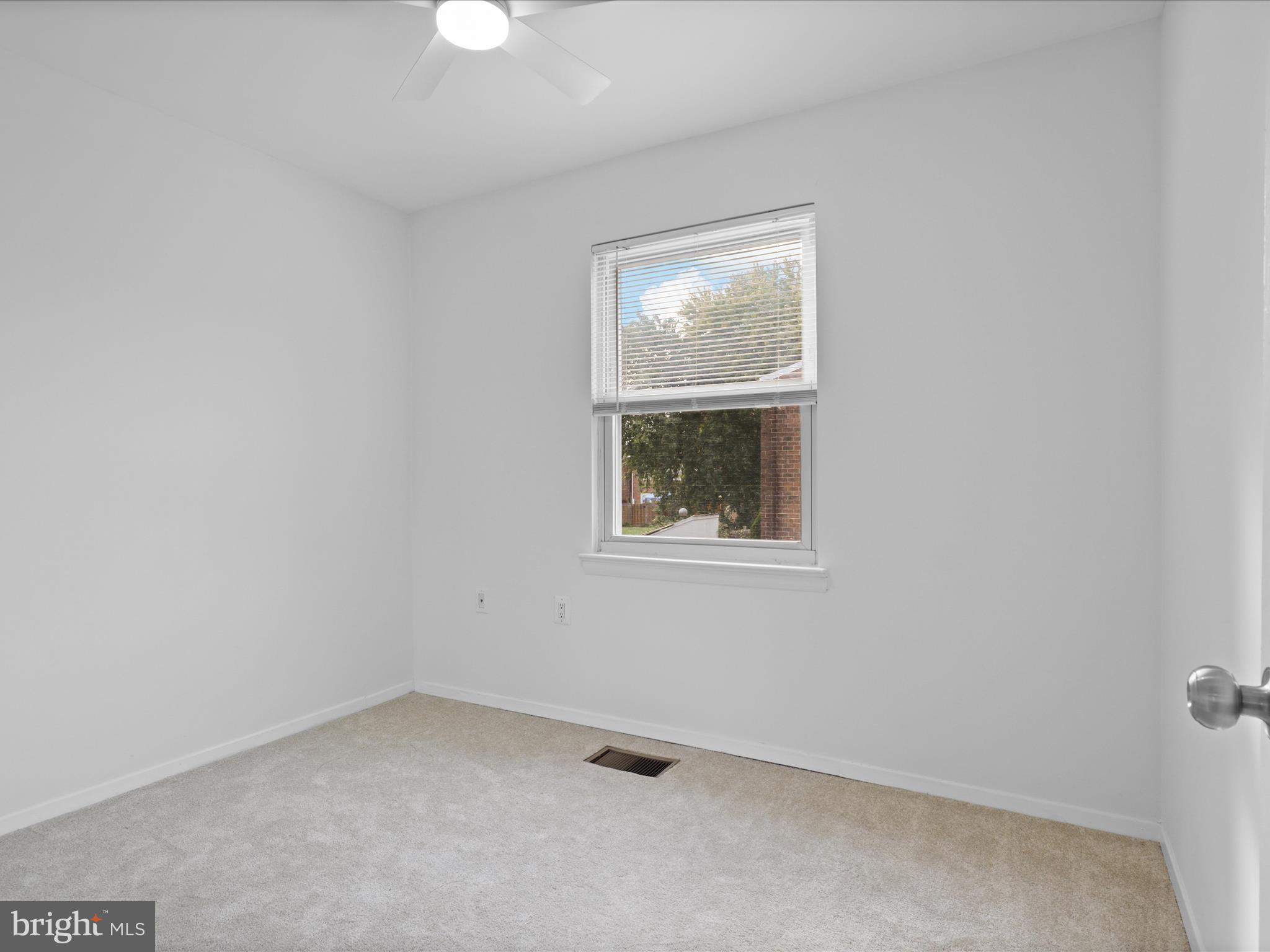 246 Stevenson Square Alexandria, VA 22304 - Photo 17 of 31 an empty room with a window