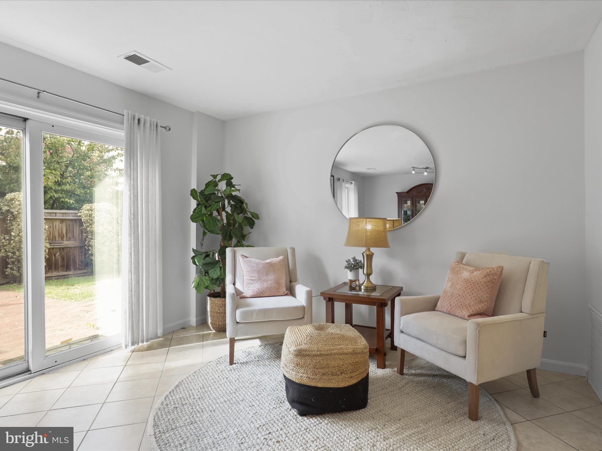 246 Stevenson Square Alexandria, VA 22304 - Photo 10 of 31 a living room with furniture and a potted plant