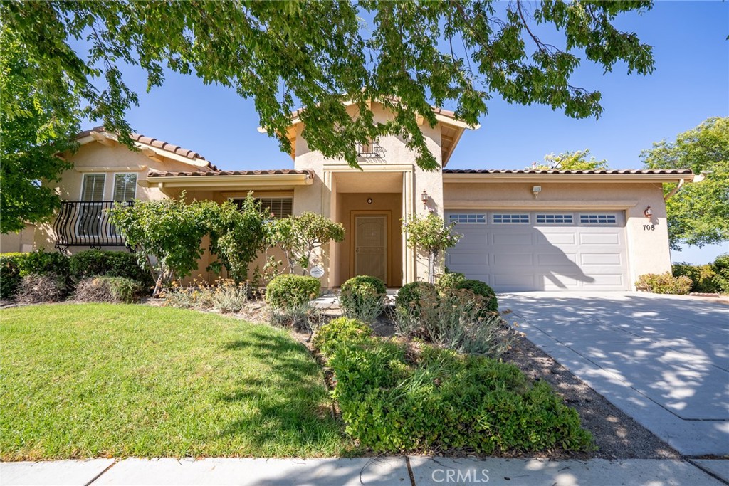 a view of a back yard of the house