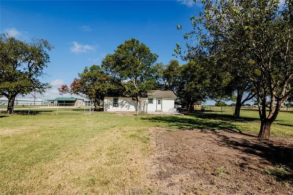 a view of a yard in front of the house