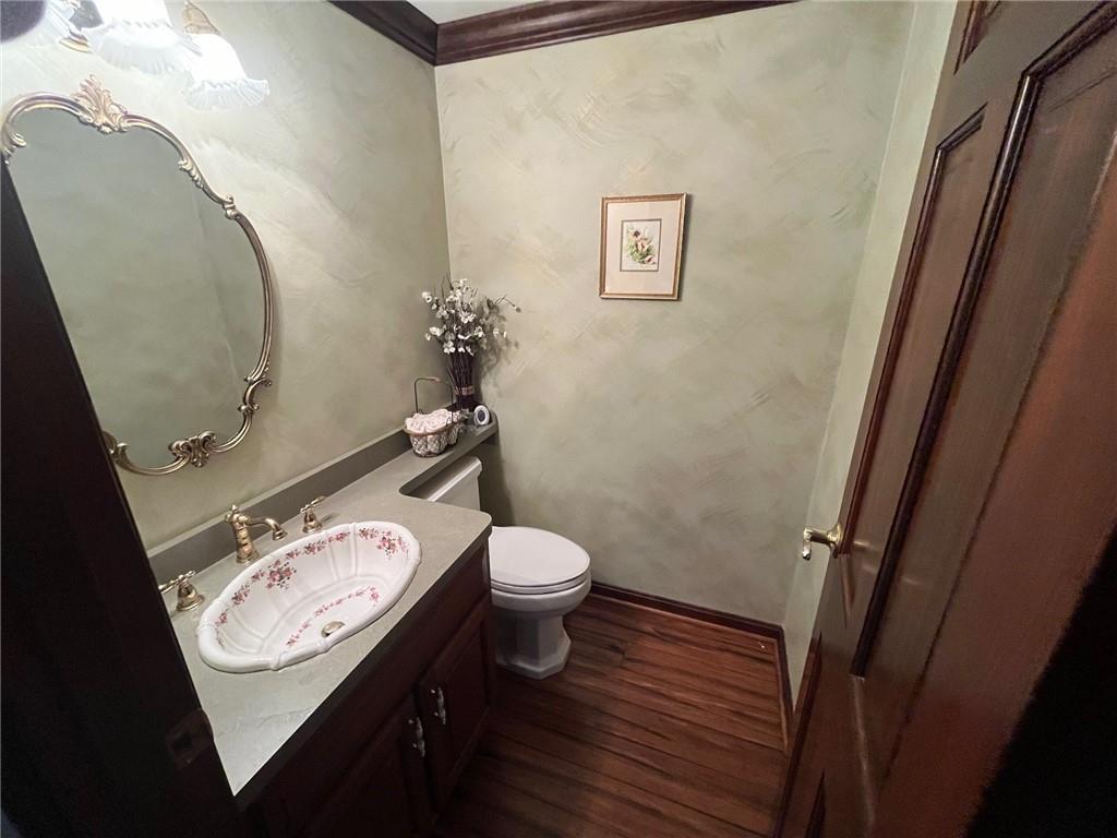 327 Pine Road Sewickley, PA 15143 - Photo 17 of 42 Powder Room.